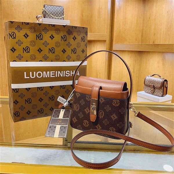 high end counter female fashion simple four seasons versatile ins portable design purses online
high end counter female fashion simple four seasons versatile ins portable design purses online