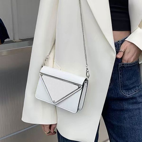 ladies chain shoulder bag triangle label luxury accessories crossbody bag vintage handbag leather detachable handle 1bh189 size 9.5.3.5.17cm
ladies chain shoulder bag triangle label luxury accessories crossbody bag vintage handbag leather detachable handle 1bh189 size 9.5.3.5.17cm