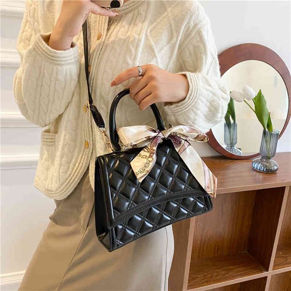2022 new style women's fashion rhombic lattice chain simple embroidered thread bag versatile high-grade texture one shoulder small squa
2022 new style women's fashion rhombic lattice chain simple embroidered thread bag versatile high-grade texture one shoulder small squa