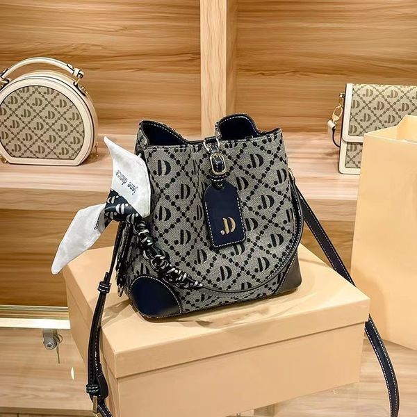 2022 new european and american fashion luxury designer ladies bucket bag messenger bag
2022 new european and american fashion luxury designer ladies bucket bag messenger bag