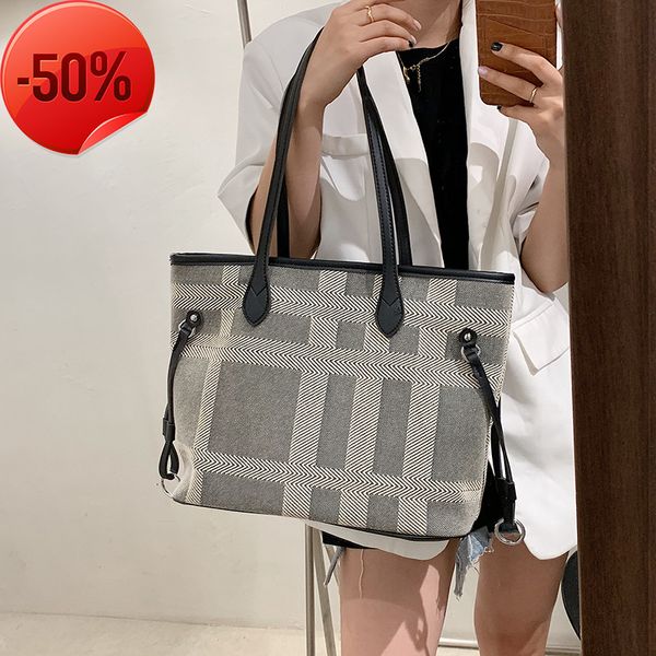 luxury designerlarge capacity female summer 2022 new fashion net red hand of shoulder foreign style simple bag
luxury designerlarge capacity female summer 2022 new fashion net red hand of shoulder foreign style simple bag