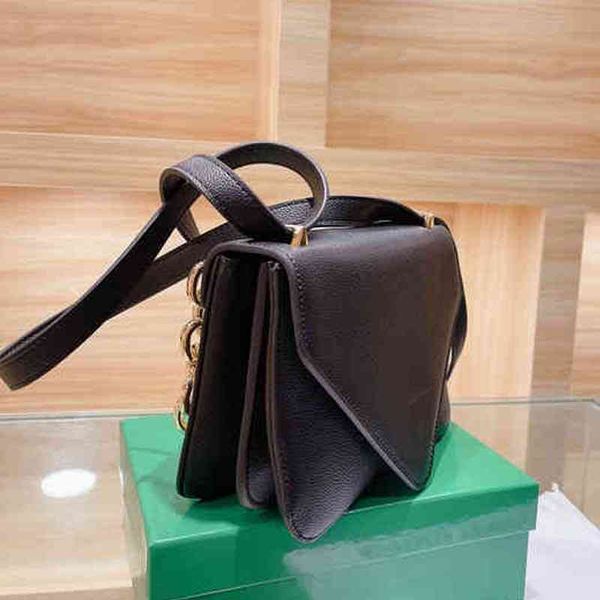 v-shaped cover shoulder bags women vintage handbag leather designer crossbody female purses thick chain tofu bun 220314
v-shaped cover shoulder bags women vintage handbag leather designer crossbody female purses thick chain tofu bun 220314