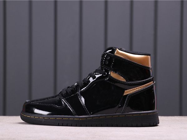 2021 black metallic gold jumpman 1 men women basketball shoes chaussures mens trainers 1s 36-45 designer sports sneakers
2021 black metallic gold jumpman 1 men women basketball shoes chaussures mens trainers 1s 36-45 designer sports sneakers