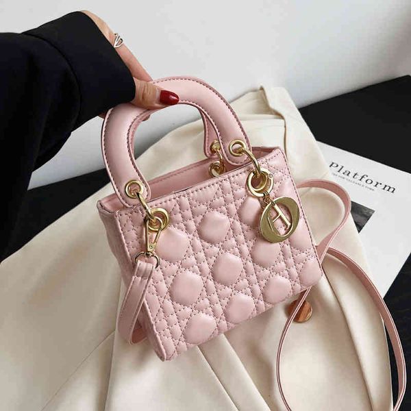 factory direct sale soft leather lingge shoulder 2022 summer new fashion portable princess of wales versatile casual texture messenger women
factory direct sale soft leather lingge shoulder 2022 summer new fashion portable princess of wales versatile casual texture messenger women