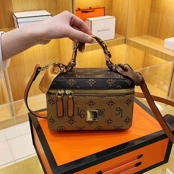 high-grade women's handbag fashion printed box square one shoulder messenger
high-grade women's handbag fashion printed box square one shoulder messenger