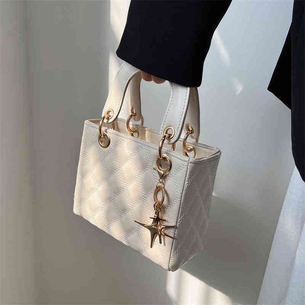 women's 2022 new trendy texture portable fashion one shoulder messenger bag princess bag luxury designer
women's 2022 new trendy texture portable fashion one shoulder messenger bag princess bag luxury designer