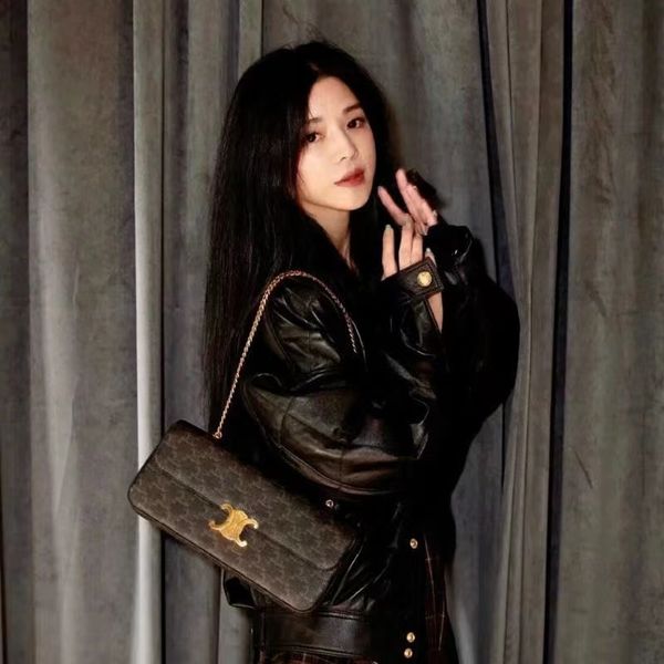 underarm chain shoulder baguette bag designer retro leather black and silver tofu bag lisa with the same hand carry
underarm chain shoulder baguette bag designer retro leather black and silver tofu bag lisa with the same hand carry