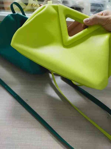 portable inverted venetas bottegas triangle leather clip candy color single shoulder diagonal straddle handbagt ww8n
portable inverted venetas bottegas triangle leather clip candy color single shoulder diagonal straddle handbagt ww8n