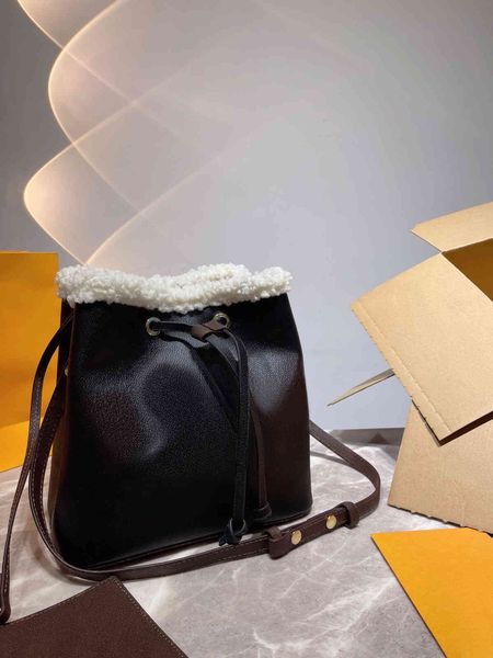 women luxurys designers drawstring bags tote bucket handbag lamb hair fashion shopping all-match messenger high capacity designer purses 110
women luxurys designers drawstring bags tote bucket handbag lamb hair fashion shopping all-match messenger high capacity designer purses 110