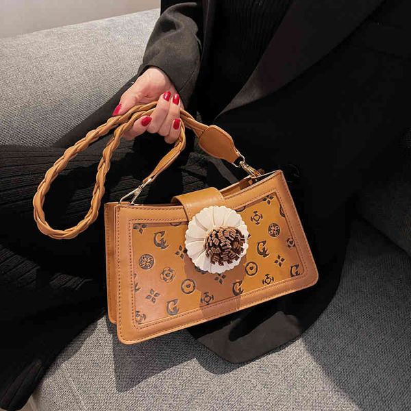 2022 factory wholesale new personalized belt buckle armpit simple embossed single shoulder women's autumn messenger small square bag
2022 factory wholesale new personalized belt buckle armpit simple embossed single shoulder women's autumn messenger small square bag