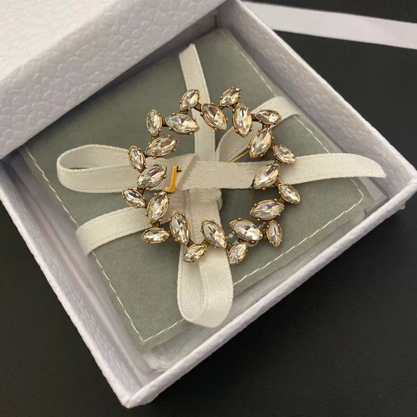 diamond designer brooch luxury fashion letter printed gold brooches wedding party jewelry pearl silver casual classic wholesale with box, Gray
diamond designer brooch luxury fashion letter printed gold brooches wedding party jewelry pearl silver casual classic wholesale with box, Gray