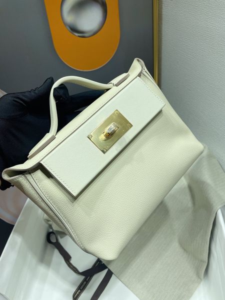2022 new bag fashion classic handbag leather design portable solid color multifunctional
2022 new bag fashion classic handbag leather design portable solid color multifunctional