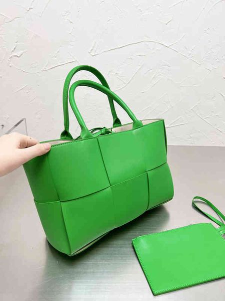 women luxurys designers high capacity tote bags fashion handbag soft leather designer brand crossbody female shopping bucket with storage po
women luxurys designers high capacity tote bags fashion handbag soft leather designer brand crossbody female shopping bucket with storage po