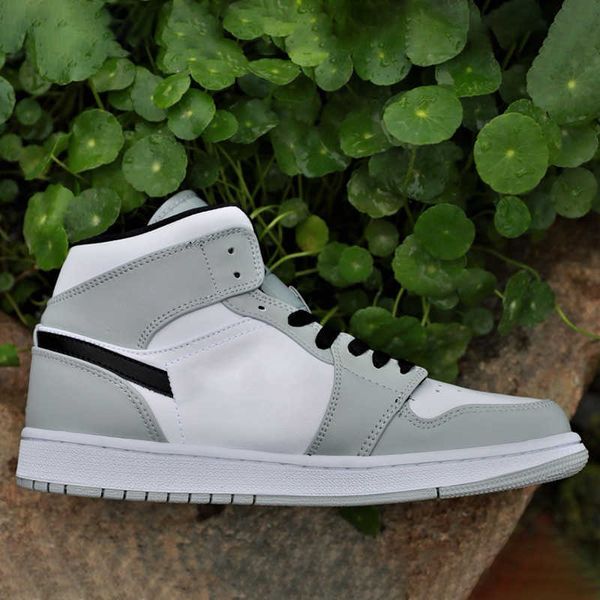 2022 jumpman 1 mid basketball shoes og metallic silver classical 1s designer fashion sport running shoe with box.
2022 jumpman 1 mid basketball shoes og metallic silver classical 1s designer fashion sport running shoe with box.