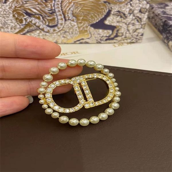 fashion jewelry online 2022 new diamond pearl letter brooch women's clothing accessories temperament pin, Gray
fashion jewelry online 2022 new diamond pearl letter brooch women's clothing accessories temperament pin, Gray