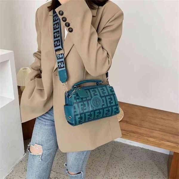 embossed single shoulder fashionable small square with versatile girl's color contrast and lady's handbag factory store online
embossed single shoulder fashionable small square with versatile girl's color contrast and lady's handbag factory store online