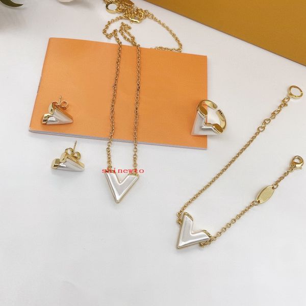 europe america fashion essential v pearlfection necklace bracelet earrings ring lady women gold-color hardware engraved v initials pearl pen, Black
europe america fashion essential v pearlfection necklace bracelet earrings ring lady women gold-color hardware engraved v initials pearl pen, Black