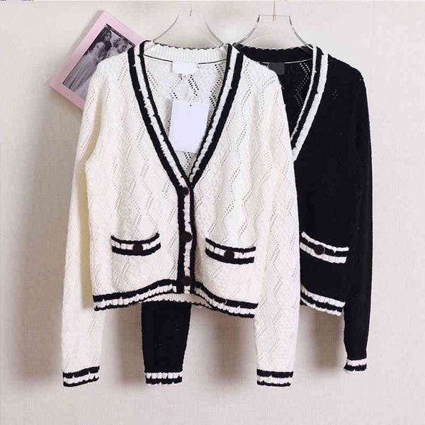 women's knits tees high version black and white stitching small fragrance sweater v-neck short double pocket cashmere cardigan
women's knits tees high version black and white stitching small fragrance sweater v-neck short double pocket cashmere cardigan