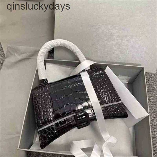 women luxury blencaigas handbags 2022 fashion bag b family high version women's crocodile hourglass leather one shoulder slant cross
women luxury blencaigas handbags 2022 fashion bag b family high version women's crocodile hourglass leather one shoulder slant cross