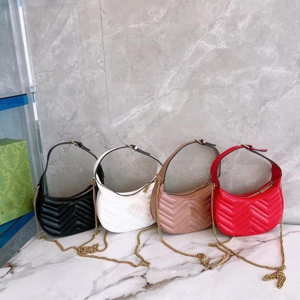 classic underarm crescent-shaped bag with chain strap one shoulder diagonal arm and hand carry
classic underarm crescent-shaped bag with chain strap one shoulder diagonal arm and hand carry