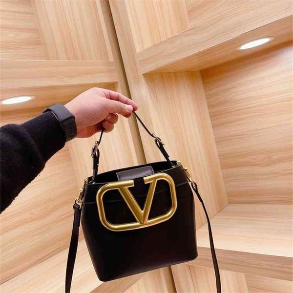 purse new women's bag large capacity large hardware bucket bag single shoulder messenger handbag women's handbag bag
purse new women's bag large capacity large hardware bucket bag single shoulder messenger handbag women's handbag bag