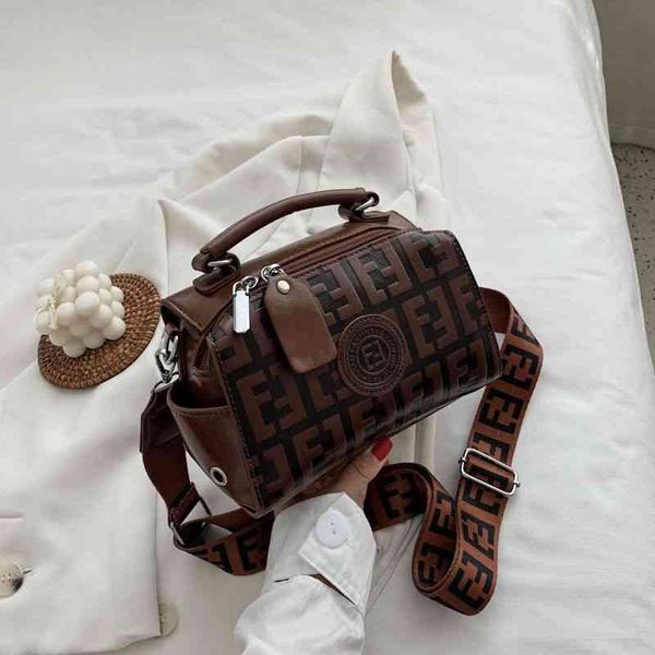 2022 factory wholesale new retro small fashion versatile texture letter shoulder bag women's messenger boston bag trend
2022 factory wholesale new retro small fashion versatile texture letter shoulder bag women's messenger boston bag trend