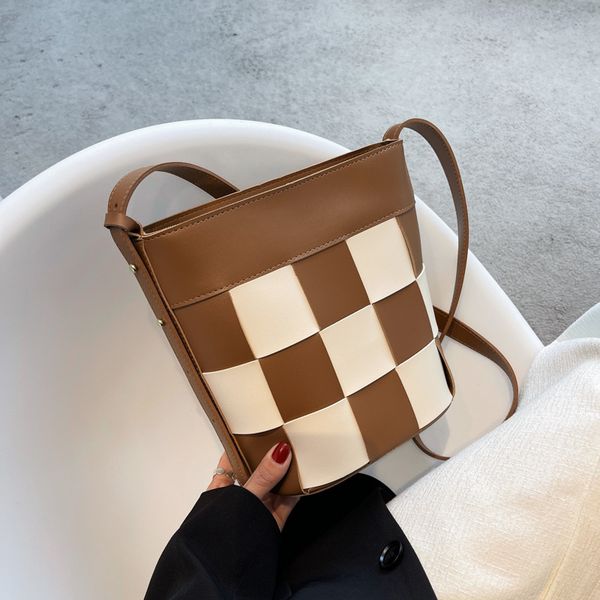 designer buket bag large-capcity vintage checkerboard woven one-shoulder bag in pu with fashion style
designer buket bag large-capcity vintage checkerboard woven one-shoulder bag in pu with fashion style