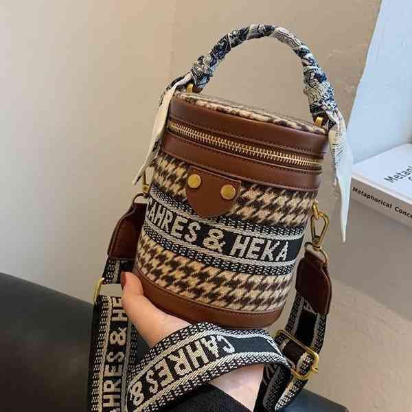 2022 factory wholesale new bucket bag new products in autumn and winter thousand bird lattice three-dimensional cylindrical single shoulder
2022 factory wholesale new bucket bag new products in autumn and winter thousand bird lattice three-dimensional cylindrical single shoulder