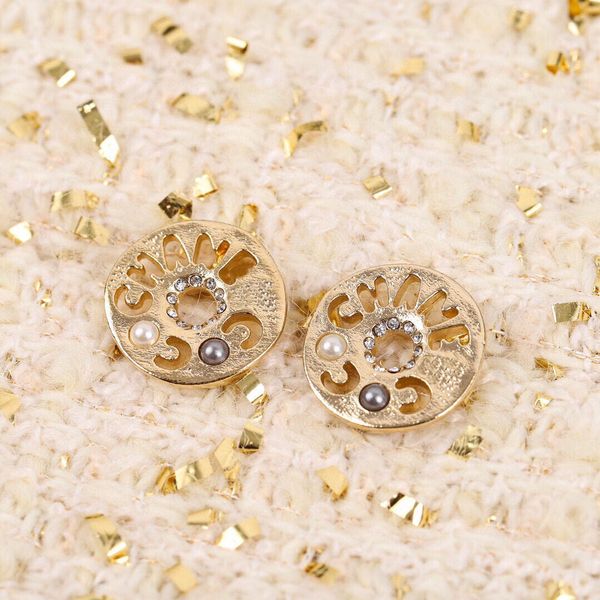 2022 charm small round shape stud earring with hollow words design and nature grey pearl for women wedding jewelry gift have box stamp ps766, Golden
2022 charm small round shape stud earring with hollow words design and nature grey pearl for women wedding jewelry gift have box stamp ps766, Golden