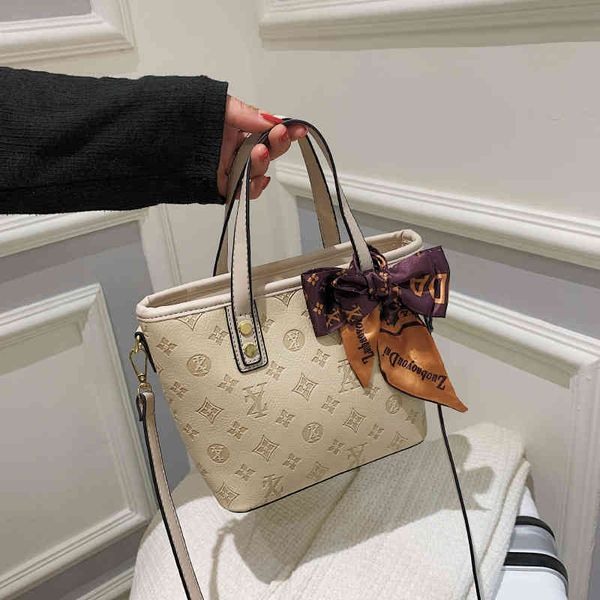 2022 factory wholesale new this year's popular high-grade hand-held embossed bucket women's fashion sweet lady versatile messenger 
2022 factory wholesale new this year's popular high-grade hand-held embossed bucket women's fashion sweet lady versatile messenger