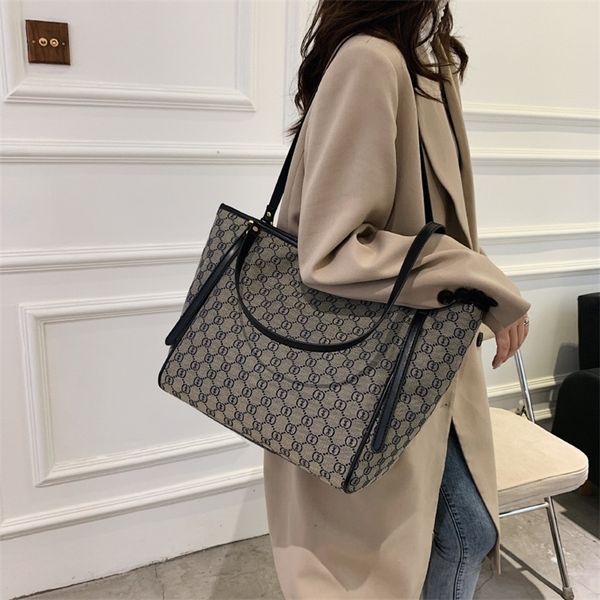 new large capacity bag portable small crowd versatile tote bag high sense sling one shoulder messenger
new large capacity bag portable small crowd versatile tote bag high sense sling one shoulder messenger