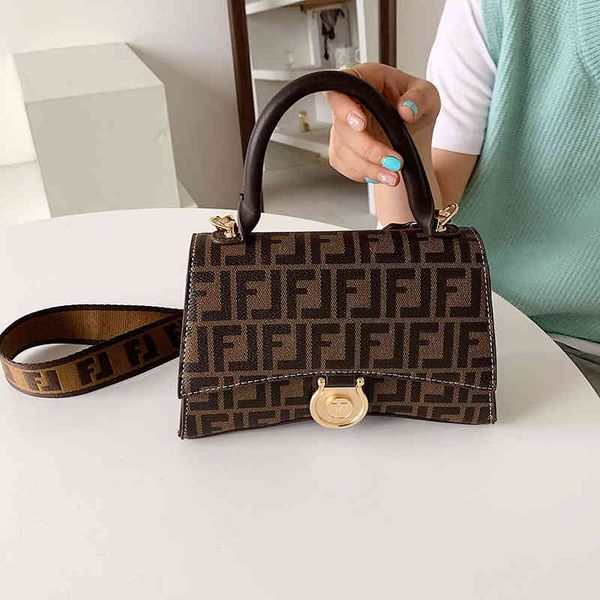 2022 factory wholesale new summer new beautiful women's fashion decoration hardware hook comfortable portable bag two shoulder straps d
2022 factory wholesale new summer new beautiful women's fashion decoration hardware hook comfortable portable bag two shoulder straps d