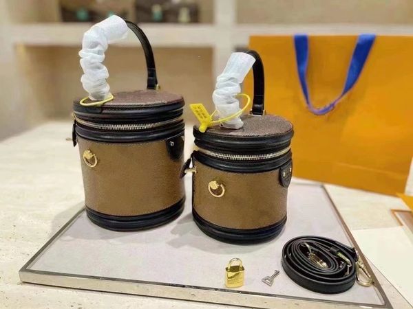 bucket bag make-up box design yellow flower main color bags cover classic old-fashioned hand-carried shoulder back with a long shoul
bucket bag make-up box design yellow flower main color bags cover classic old-fashioned hand-carried shoulder back with a long shoul