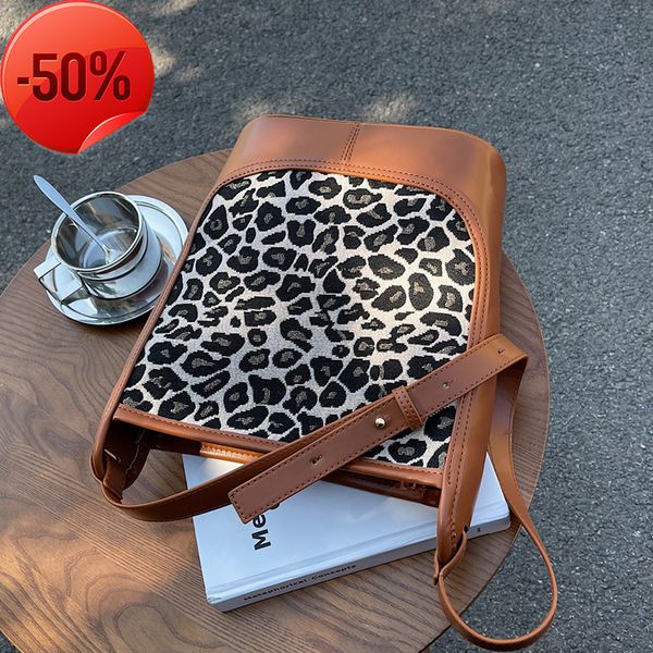 the factory directly this year's popular 2022 new bag women's fashion one shoulder msenger minority leopard pattern bucket bag
the factory directly this year's popular 2022 new bag women's fashion one shoulder msenger minority leopard pattern bucket bag