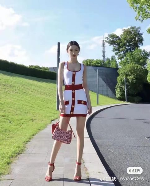 european luxury designers design the latest color contrast decorative sleeveless knitted dress in early autumn, Black;gray 
european luxury designers design the latest color contrast decorative sleeveless knitted dress in early autumn, Black;gray