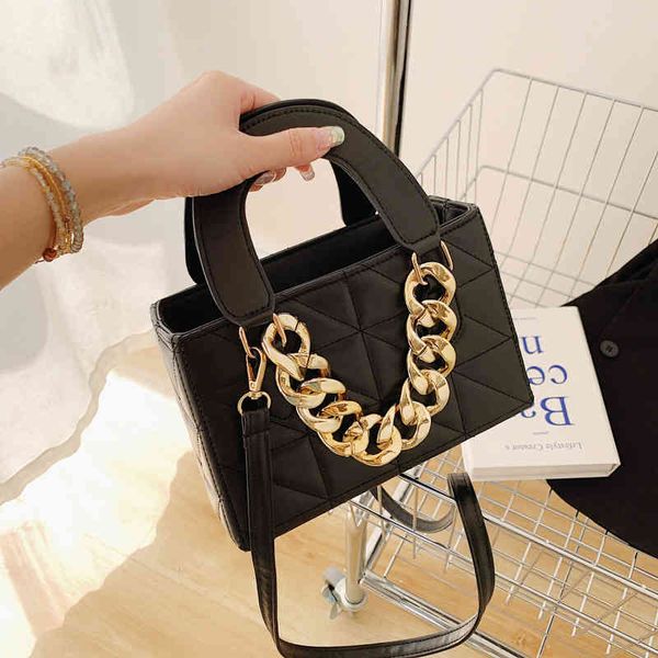 chain decorative handbag 2022 summer women's new style fashion trendy bag versatile high-grade texture one shoulder small square bag
chain decorative handbag 2022 summer women's new style fashion trendy bag versatile high-grade texture one shoulder small square bag