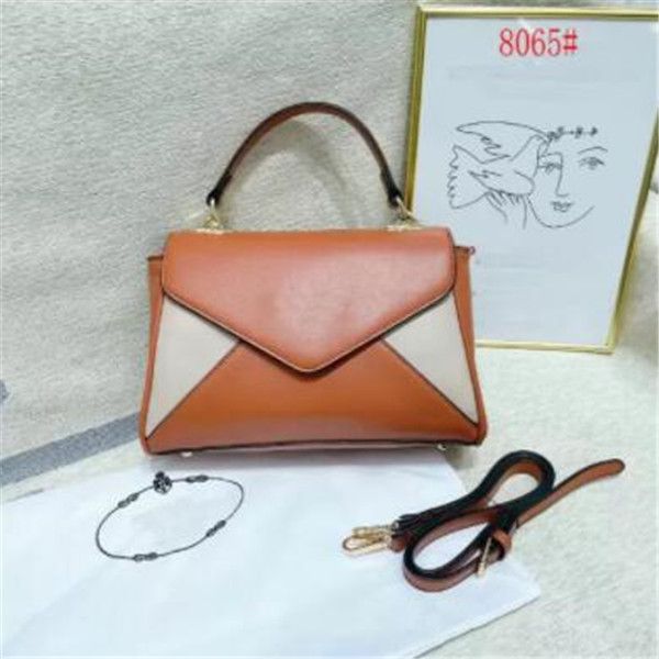 2022 shoulder bags tote bag women summer luxury designer totes purse single zipper wallets handbags real leather bags lady 27cm*11cm
2022 shoulder bags tote bag women summer luxury designer totes purse single zipper wallets handbags real leather bags lady 27cm*11cm