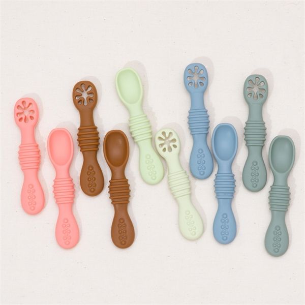 2pcsset feeding spoon for baby utensils set auxiliary solid food toddler training bendable chew toy infant children tableware 220805
2pcsset feeding spoon for baby utensils set auxiliary solid food toddler training bendable chew toy infant children tableware 220805
