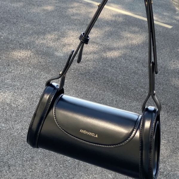 2022 new fashion shoulder bag high-end original niche design messenger baguette bag, Black;red
2022 new fashion shoulder bag high-end original niche design messenger baguette bag, Black;red