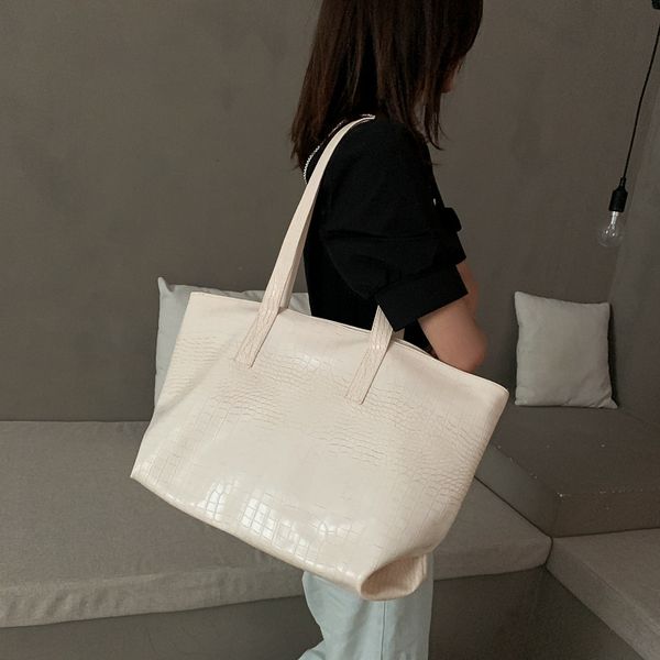 large capacity tide korean version of the shoulder bag crocodile handheld tote bag
large capacity tide korean version of the shoulder bag crocodile handheld tote bag