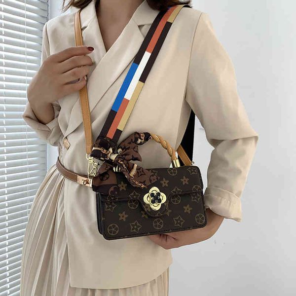 handbag 2023 new bag female silk scarf portable small square old flower wide shoulder strap shoulder messenger
handbag 2023 new bag female silk scarf portable small square old flower wide shoulder strap shoulder messenger