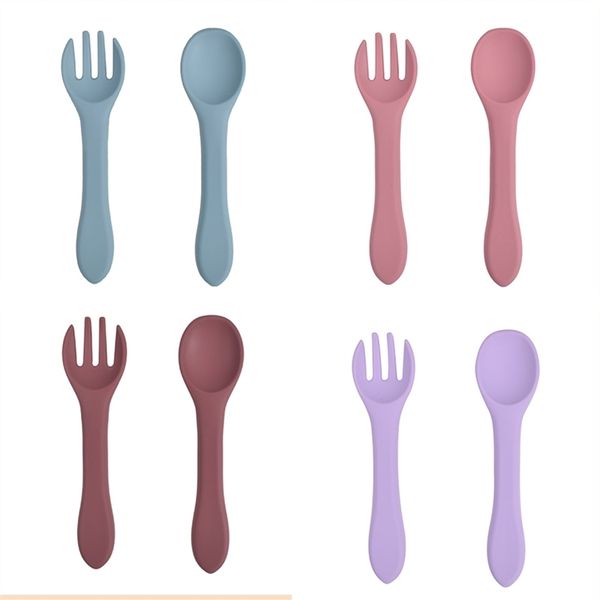 2pcset baby fork spoon baby biting oral care naughty spoon fork auxiliary food silica gel training spoon children tableware set 220805
2pcset baby fork spoon baby biting oral care naughty spoon fork auxiliary food silica gel training spoon children tableware set 220805