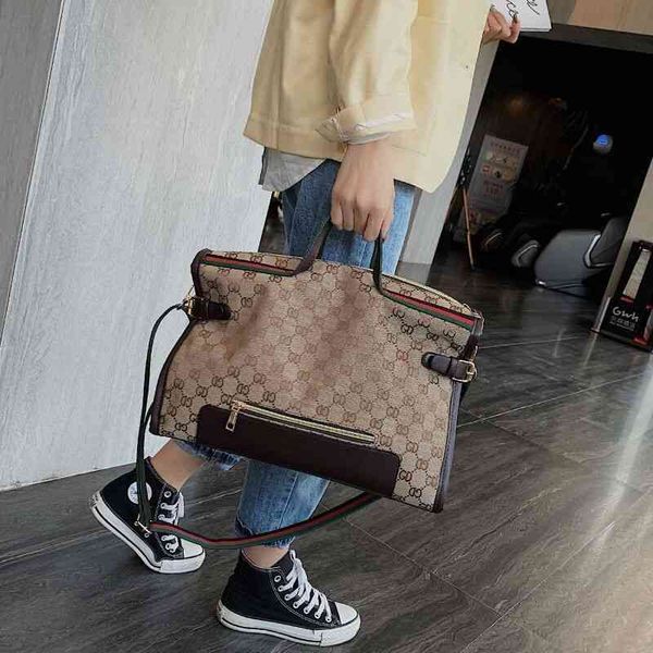 2022 factory wholesale new canvas women's one shoulder versatile fashion printed commuter portable tote large capacity bag
2022 factory wholesale new canvas women's one shoulder versatile fashion printed commuter portable tote large capacity bag