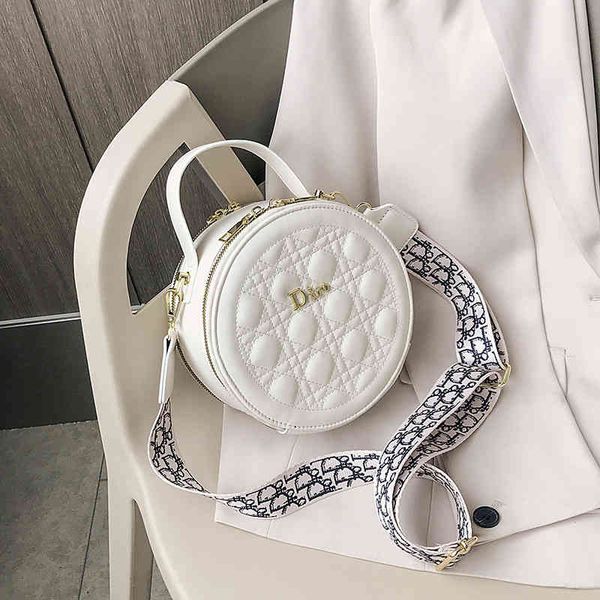 2022 new designer handbags autumn one portable texture messenger round net red trend
2022 new designer handbags autumn one portable texture messenger round net red trend