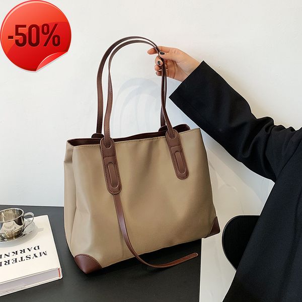 fashion luxury designertote women's one shoulder portable 2022 new high-capacity nylon oxford simple commuter bag
fashion luxury designertote women's one shoulder portable 2022 new high-capacity nylon oxford simple commuter bag