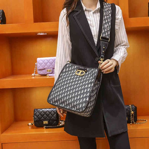 purses bag new embroidered broadband sling one shoulder messenger women's bag wang ziwen's same tote bag
purses bag new embroidered broadband sling one shoulder messenger women's bag wang ziwen's same tote bag
