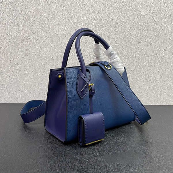 2022 designer large capacity p home bag women's new summer fashion simple one shoulder embossed oblique cross- tot bag
2022 designer large capacity p home bag women's new summer fashion simple one shoulder embossed oblique cross- tot bag