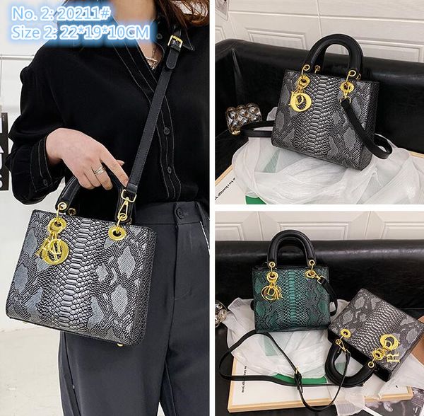 wholesale factory ladies shoulder bag 3 kinds of elegant and exquisite crocodile handbag joker solid color leather handbags simple snake mob
wholesale factory ladies shoulder bag 3 kinds of elegant and exquisite crocodile handbag joker solid color leather handbags simple snake mob