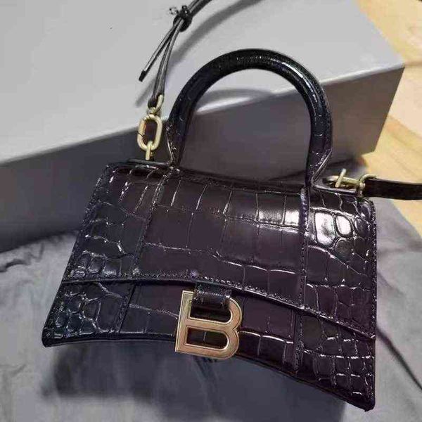 direct selling solid color summer 2022 new fashion texture hourglass bag b family size high version portable messenger
direct selling solid color summer 2022 new fashion texture hourglass bag b family size high version portable messenger