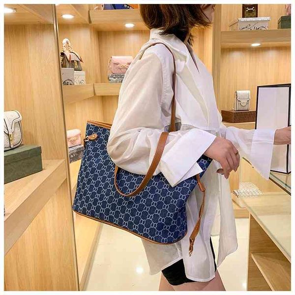 new fashion old flower portable small square bag women's leisure double shoulder belt buckle anti-theft single shoulder messenger bag
new fashion old flower portable small square bag women's leisure double shoulder belt buckle anti-theft single shoulder messenger bag